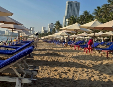 Nha Trang - 300k cho hai ghế phơi nắng bãi biển đổi lại là gì?